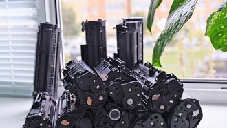 Cartridges from the printer stacked on the windowsill Office Leere Toner-Kartuschen von einem Drucker auf einem Fensterbrett innerhalb eines Büros aufgestapelt.