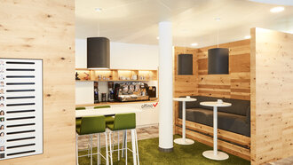 Work-Café Aufbau im Showroom der offino Bürolösungen GmbH in Kempten. An der hinteren Wand eine Küchenzeile mit diversen, modernen Kaffeemaschinen unterschiedlicher Bauart und mit Geschirr gefüllten Hängeregale aus Echtholz. Rechts im Bild eine Sitzgelegenheit mit massivem Echtholz-Rahmen, grauem Polster und matellsicher Fußstütze, davor zwei weiße Bistro-Tischchen. Links ein weißer Hochtisch mit weiß-grünen Barstühlen. Im Vordegrund links hängt eine fiktive Mitarbeiterliste an einer Wand aus Holz.