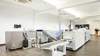 Raum mit den hauseigenen Produktionsdruckmaschinen der offino Bürolösungen GmbH in Kempten – perspektivisch fotografiert. Diese Maschinen können von Kunden für auch aufwendigere Drucksachen wie Dokumentationen, Bedienungsanleitungen und sogar Broschüren im Rahmen ihres Vertrags mit offino genutzt werden.